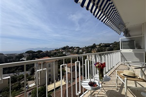 SUPER FLOT LEJLIGHED - SOLRIG TERRASSE MED UDSIGT TIL HAVET OG BJERGENE   